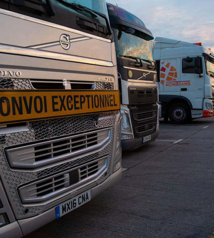 great-britain-kent-maidstone-hgvs-at-channel-ports-truck-stop-commercial-lorry-parking-on-the-m20-waiting-for-custom-clearance-2DF8PDD